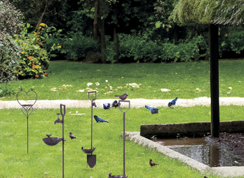 Abreuvoir en métal sur pied, point d’eau pour oiseaux